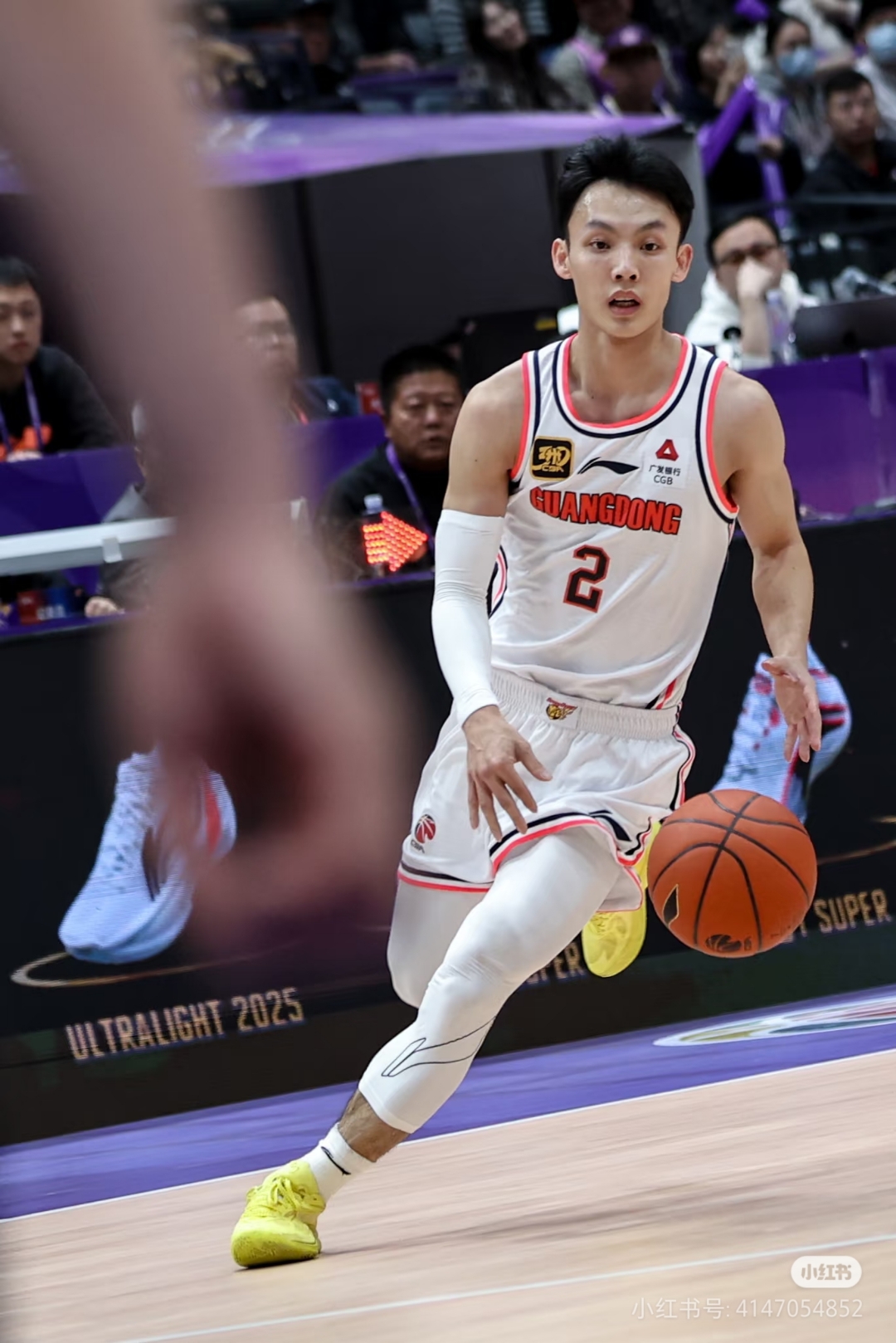关于广东队在关键时刻紧咬对手，最终破局获胜的信息