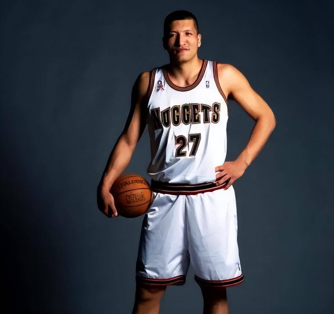 NBA球员展示球技，与中国球迷分享篮球热情