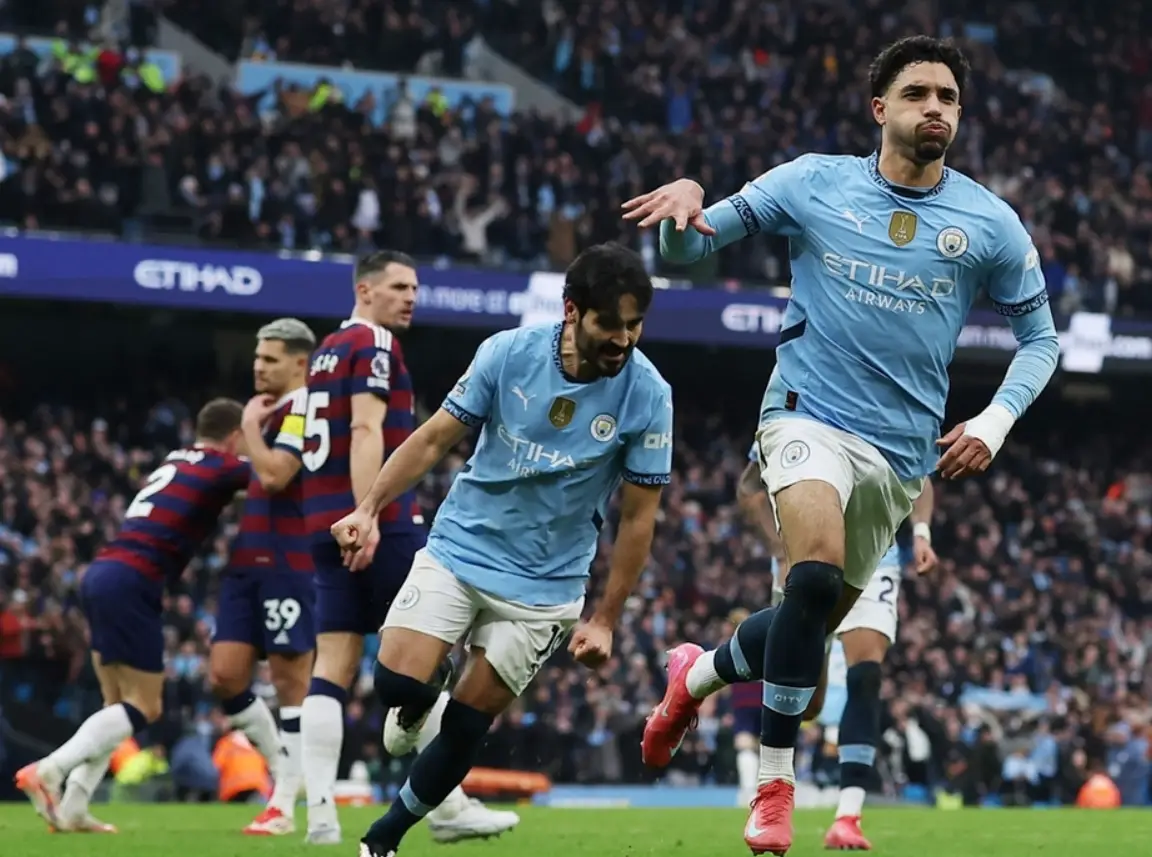 关于荷兰绝杀曼联，马尔基尼奥斯统治全场的信息