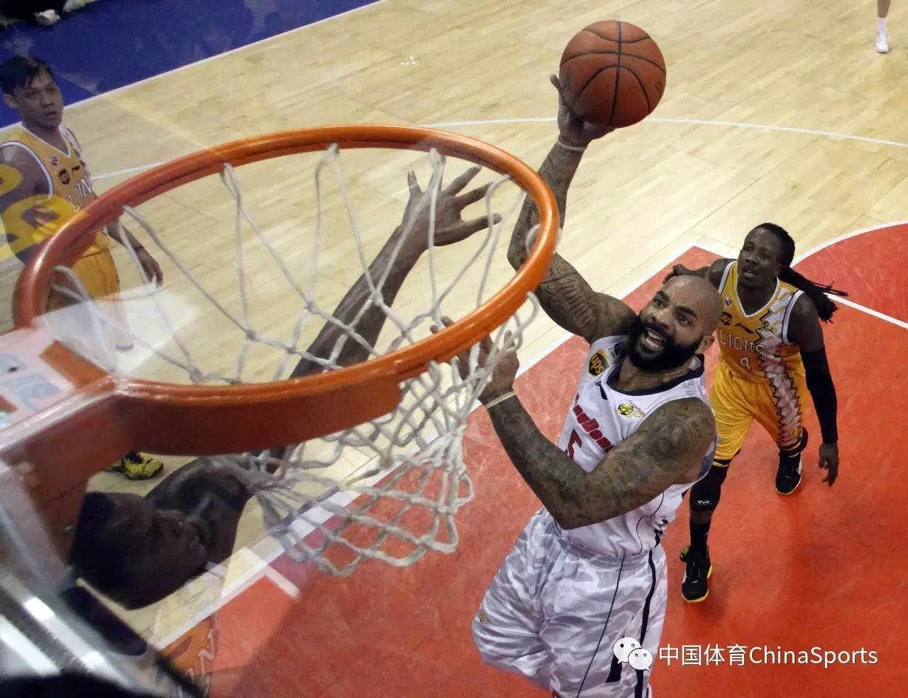 广东队绝杀火箭,麦科勒姆点燃赛场 广东队绝杀火箭,麦科勒姆点燃赛场