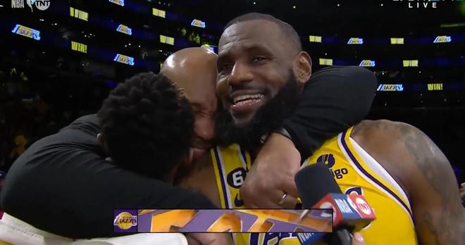 湖人队球星产生内讧，球队面临困难挑战