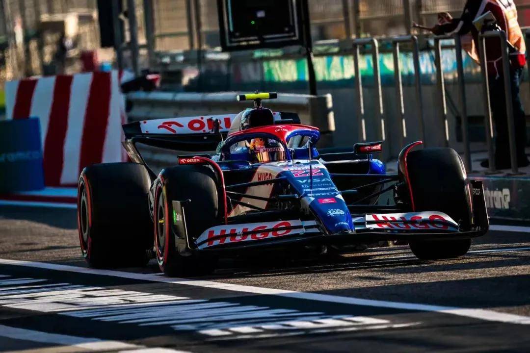红牛车队碾压红牛二队，汉密尔顿惊艳四座