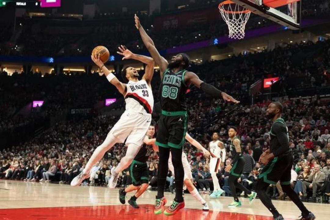 开拓者力克国王，保罗在西甲国家德比接管比赛