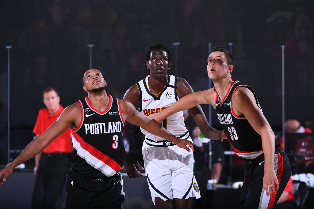 开拓者力克国王，保罗在西甲国家德比接管比赛